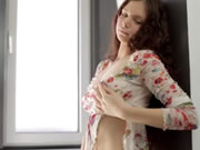 若いロシアの赤ん坊は彼女の小さなおっぱいと剃った膣と遊ぶ