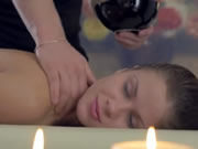 Exatamente o que ela precisava de mãos na massagem adolescente