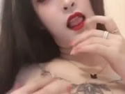 Tatouages asiatiques Big Boobs aime la masturbation