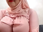 Arabische Schlampe schüttelt ihre großen Titten in der Webcam