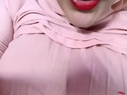 Arabische Schlampe schüttelt ihre großen Titten und masturbiert vor der Webcam