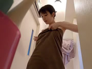 Beauté japonaise appréciant le sexe dans la salle de bain