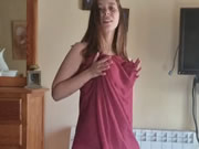 Gadis Arab berdada besar menari dengan provokatif