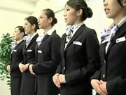 日本空姐指导正確的抢救乘客