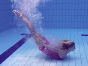 Melepas Bikini dan berenang di bawah air