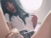 Menina asiática se masturbando no avião