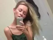 Blonde minuscule adolescente jouer avec la chatte