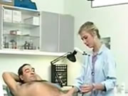 Европейский Классический женский доктор сканирует для обследования тела