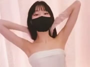 아시아 스키니 마스크 소녀 괴롭히는
