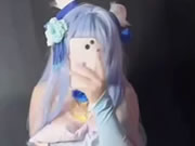 귀여운 소녀가 그녀의 음부를 손가락으로 셀카를 찍습니다