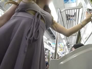 Gadis Jepang membuka rok di luar ruangan