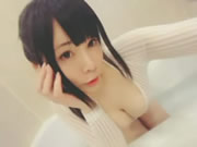 Aziatische sheer ondergoed meisje speelt met grote tepels in bad