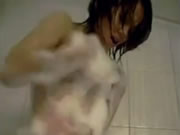 Adolescente bêbado dançando em banho de espuma