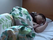 침대에 누워 있는 남편과 두스케베 아내 미야가와 아리사