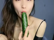Garota viva chinesa com pepinos e masturbação
