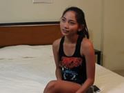 Prostituta adolescente filipina com buceta limpa e apertada faz sexo no hotel