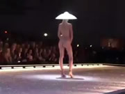 Nur ein nackt Modell auf Fashion Show