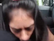 Индийская девочка, вручающая Bj в автомобиле